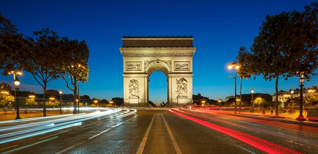 Beroemde Arc de Triomphe 's nachts, Parijs, Frankrijk.