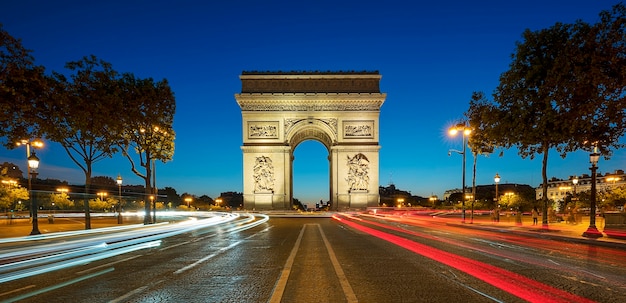 Beroemde Arc de Triomphe 's nachts, Parijs, Frankrijk.