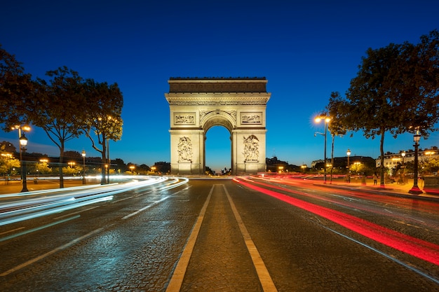 Beroemde arc de triomphe 's nachts