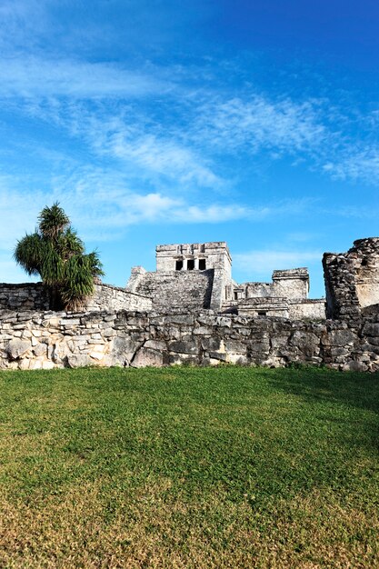 Beroemde archeologische ruïnes van tulum in mexico in de zomer