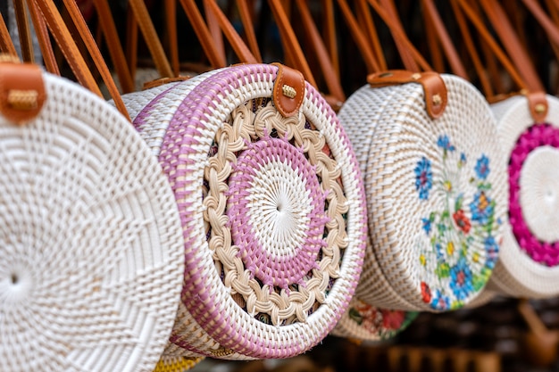 Beroemde Balinese rotan eco-tassen in een lokale souvenirmarkt op straat in Ubud, Bali, Indonesië. Ambachten en souvenirwinkel display, close-up