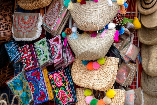 Beroemde Balinese rotan eco-tassen in een lokale souvenirmarkt op straat in Ubud Bali Indonesië Handwerk en souvenirwinkel display