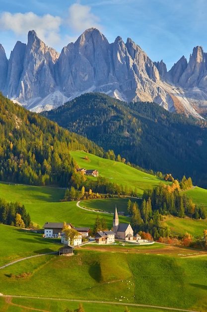 Foto beroemde beste alpine plaats van de wereld santa maddalena dorp met magische dolomieten bergen op de achtergrond val di funes vallei