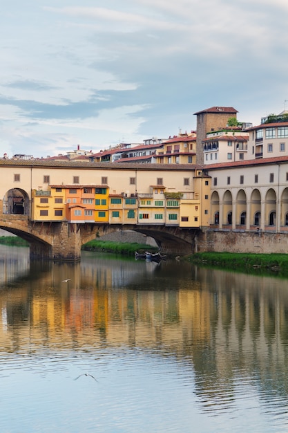 Beroemde brug Ponte Vecchio close-up met reflectie in de rivier de Arno, Florence, Italië