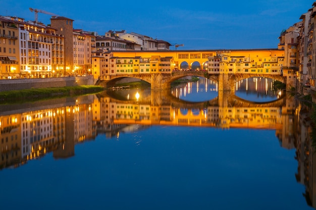 Beroemde brug Ponte Vecchio over de rivier de Arno 's nachts, Florence, Italië