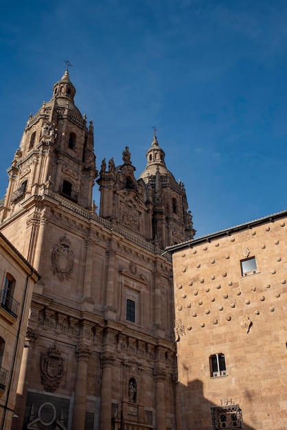 Beroemde Casa de las Conchas met de kerk La Clerecia in Salamanca