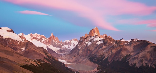 Beroemde Cerro Fitz Roy - een van de mooiste en moeilijkst te accentueren rotsachtige toppen in Patagonië, Argentinië