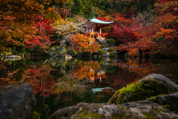 Beroemde Daigoji-tempel met rode herfstbladeren in Kyoto Japan