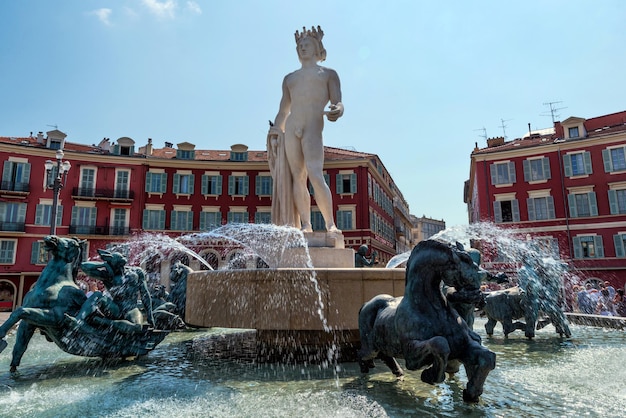 Beroemde Fontein van de Zon op zijn plaats Massena in Nice, Frankrijk