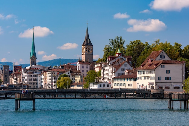 Beroemde Fraumunster en kerk van St. Peter en rivier Limmat oude stad van Zürich de grootste stad van Zwi...