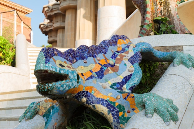 Beroemde gaudi-mozaïekhagedis in park guell, barcelona, spanje