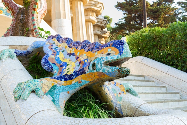 Beroemde Gaudi-mozaïekhagedis in park Guell, Barcelona, Spanje