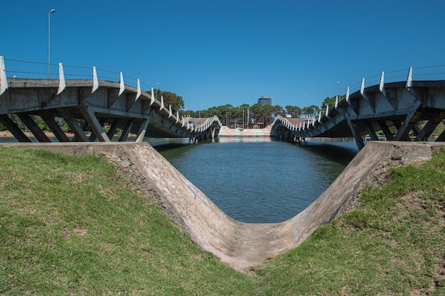 Beroemde golvende brug in het strand van La Barra in Punta del Este