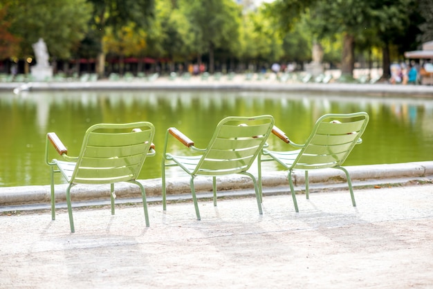 Beroemde groene metalen stoelen in het Tuileries-park in Parijs