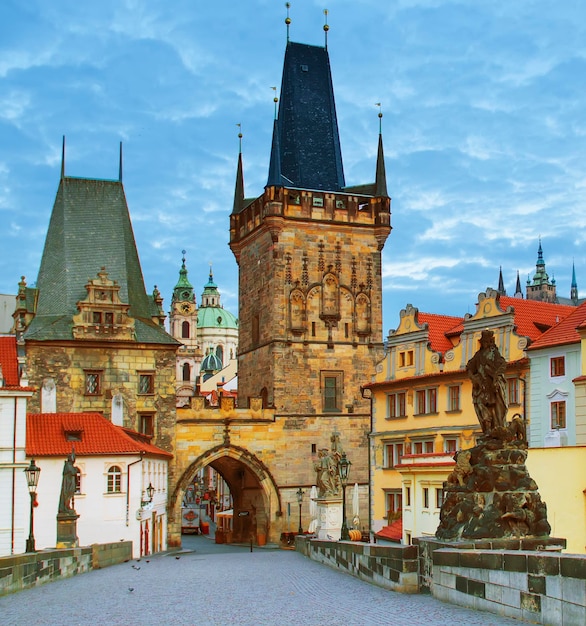 Beroemde Karelsbrug in Praag uitzicht op de achtergrond van de oude stad reizen