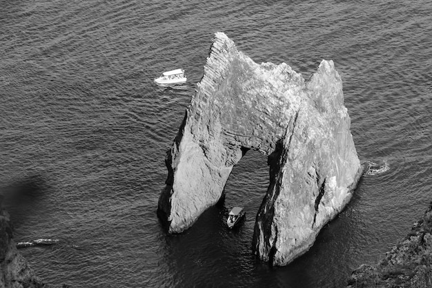 Foto beroemde krim golden gate rock. zwarte zee en bergen prachtig uitzicht.