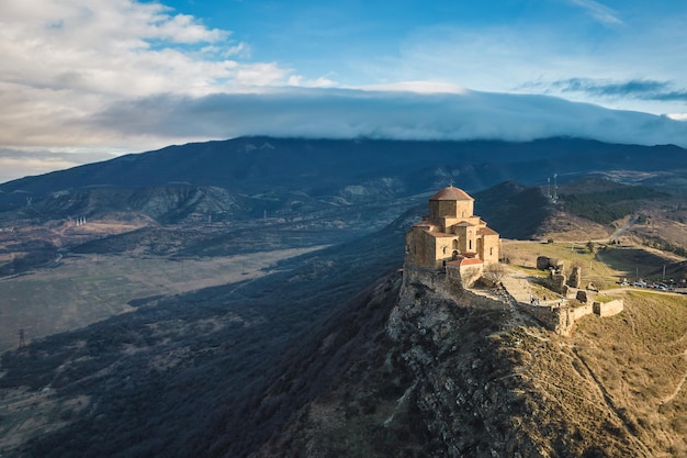 Beroemde luchtfoto van het Jvari-klooster in de stad Mtskheta in de buurt van Tbilisi, Georgië