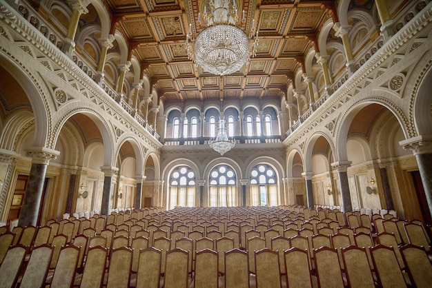 Beroemde marmeren zaal van de Universiteit van Chernivtsi, Oekraïne. Oud decoratief binnenland van architectonisch monument van Unesco in de Oekraïne