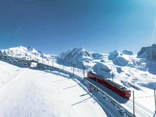 Beroemde matterhorn piek met gornergrat trein in het gebied van zermatt