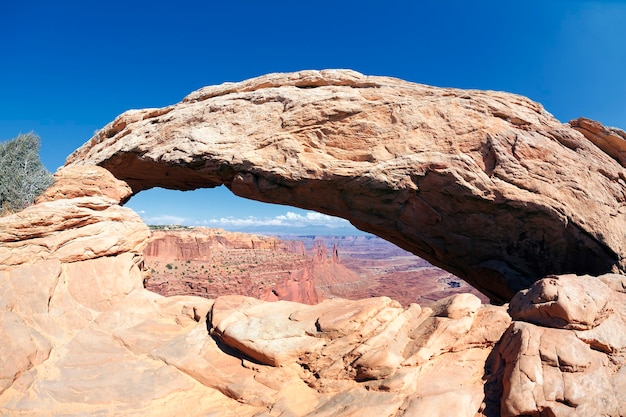 Beroemde mesa arch in canyonlands national park in utah, verenigde staten