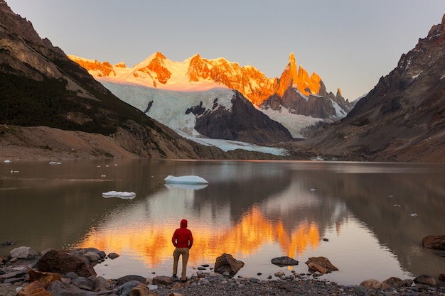 Beroemde mooie piek Cerro Torre in de bergen van Patagonië, Argentinië. Prachtige berglandschappen in Zuid-Amerika.