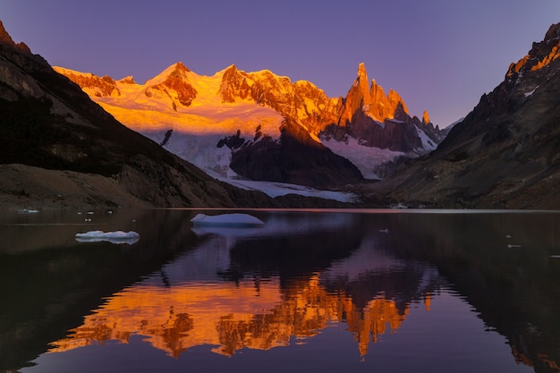 Beroemde mooie piek Cerro Torre in de bergen van Patagonië, Argentinië. Prachtige berglandschappen in Zuid-Amerika.