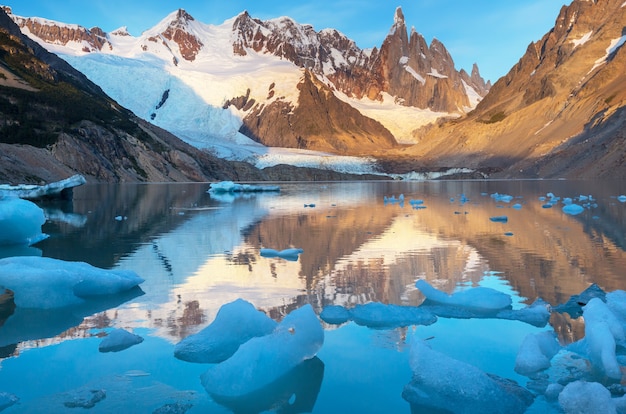 Beroemde mooie piek Cerro Torre in de bergen van Patagonië