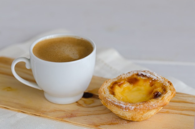 Beroemde Pasteis de Belem, Portugese eiertaartgebakjes met koffie in het café van Lissabon, Portugal.