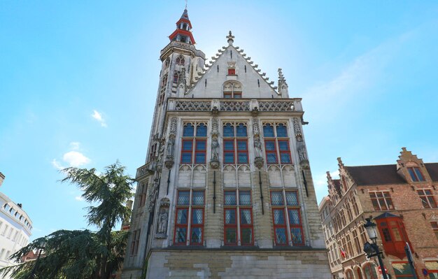 Beroemde plaats van aanbidding Jan van Eyckplein kerk in Brugge België