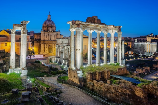 Beroemde ruïnes van Forum Romanum op Capitolium-heuvel in Rome, Italië