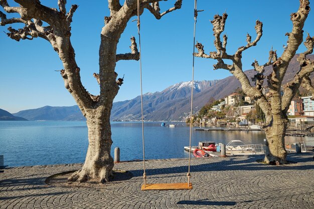 Foto beroemde schommel in de stad ascona met uitzicht op het lago maggiore, zwitserland