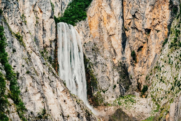 Beroemde Sloveense waterval Boka in Julische Alpen in Triglav Nationaal park Een van de hoogste in Slovenië Slap Boka