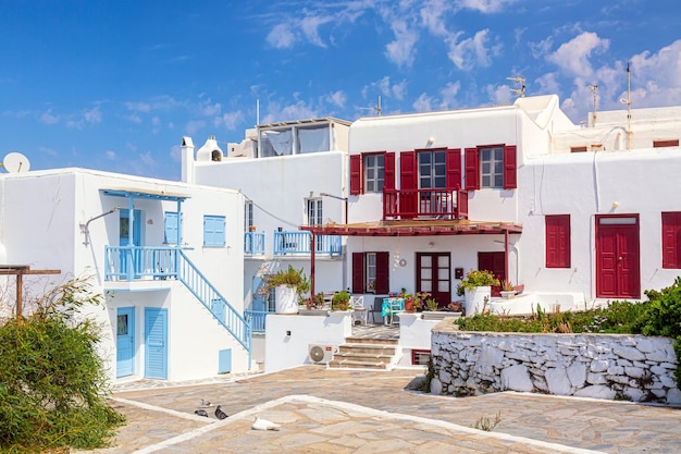 Beroemde smalle straat in de oude stad met witte huizen, het eiland Mykonos, Griekenland