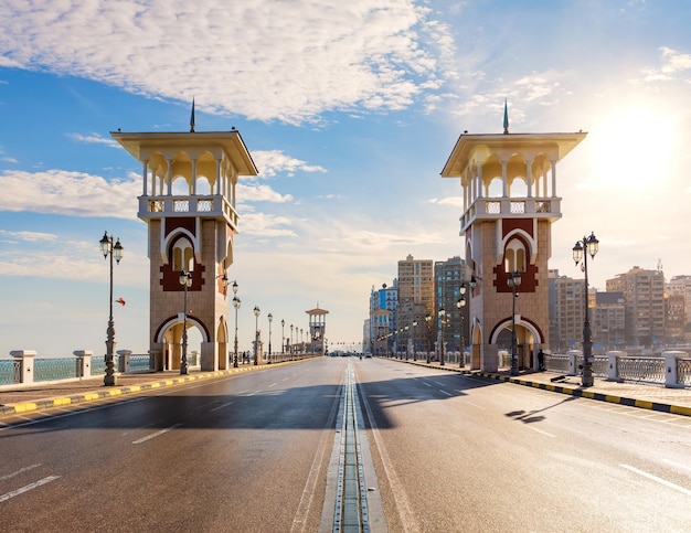 Foto beroemde stanley bridge op de promenade van alexandrië zonnige dag exclusief uitzicht op egypte