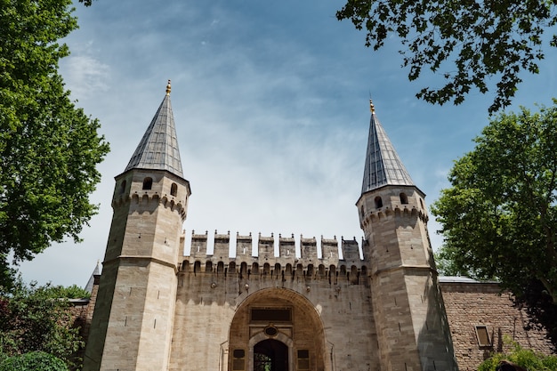 Beroemde topkapi-paleispoort bij zonnig weer