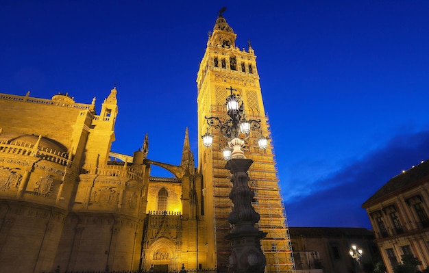 Beroemde toren van Giralda Islamitische architectuur gebouwd door de Almohaden en bekroond door een Renaissance klokkentoren met het standbeeld van Giraldillo op het hoogste punt Kathedraal van Sevilla