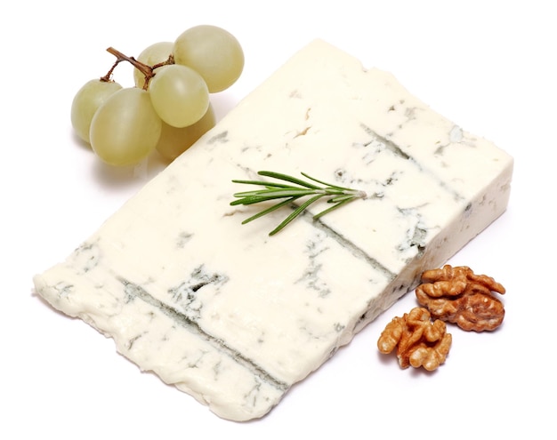 Beroemde traditionele Italiaanse gorgonzola schimmelkaas geïsoleerd op een witte achtergrond