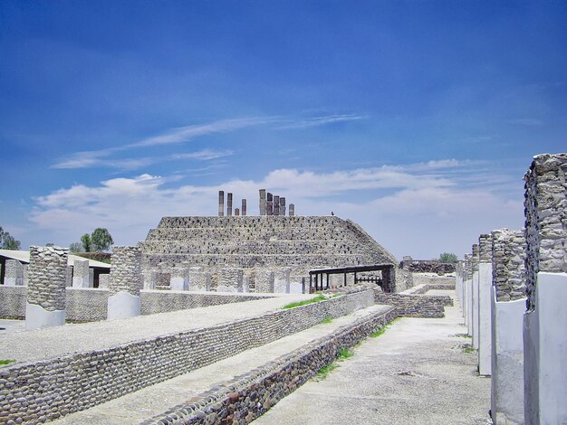 Beroemde tula-piramides en standbeelden in mexico