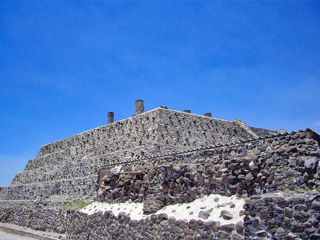 Beroemde tula-piramides en standbeelden in mexico