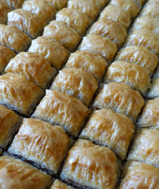 Beroemde Turkse baklava dessert gesneden in een bakplaat Gaziantep baklava