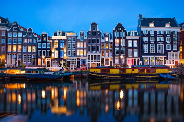 Beroemde Uitzicht Op De Straat Van Amsterdam In De Avond