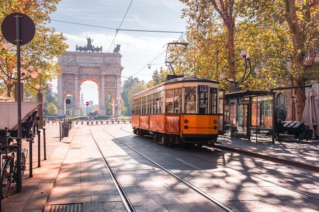 Beroemde vintage tram in de oude binnenstad van Milaan in Italië