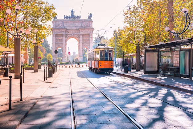 Beroemde vintage tram in Milaan, Lombardia, Italië