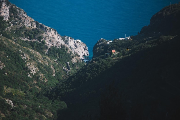 Foto beroemde wandelpad sentiero degli dei leidt op de top van de kust van amalfi in italië
