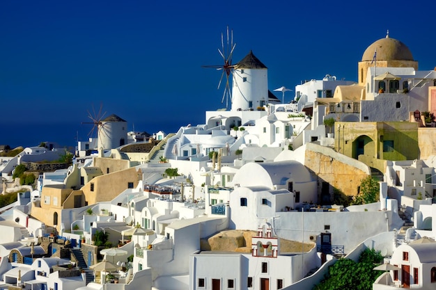 Beroemde windmolens en stadsgezicht van Oia stad op het eiland Santorini in Griekenland Traditionele witte huizen Griekenland Egeïsche Zee populaire Europese