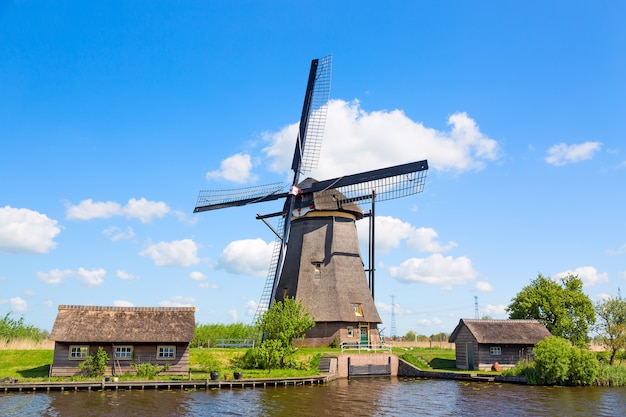Beroemde windmolens in Kinderdijk-dorp in Holland.