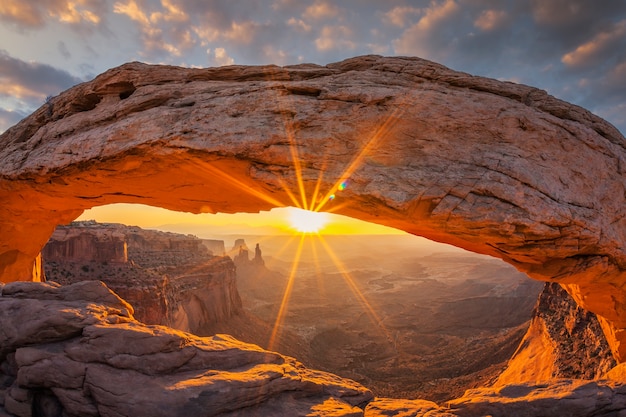 Beroemde zonsopgang bij Mesa Arch in Canyonlands National Park in de buurt van Moab, Utah, Verenigde Staten