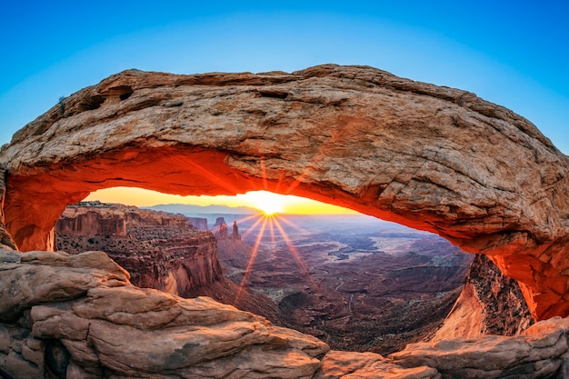 Beroemde zonsopgang bij Mesa Arch in Canyonlands National Park, Utah, Verenigde Staten