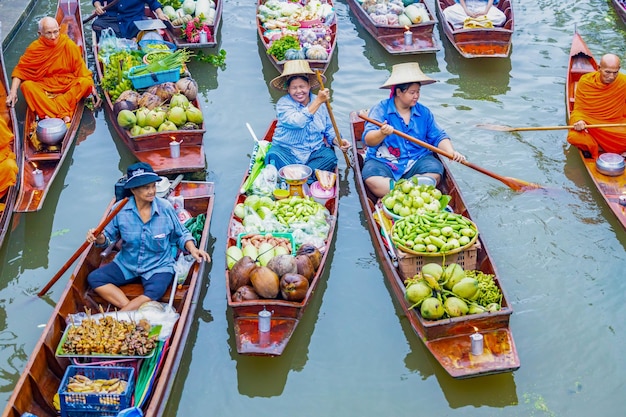 Foto beroemde zwevende markt in thailand damnoen saduak zwevende markt ratchaburi thailand