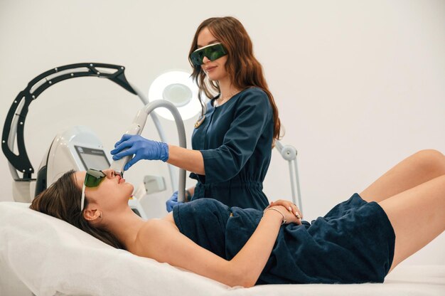 Foto beroep fotorejuvenatie bij een cosmetische kliniek vrouwen in een schoonheidssalon